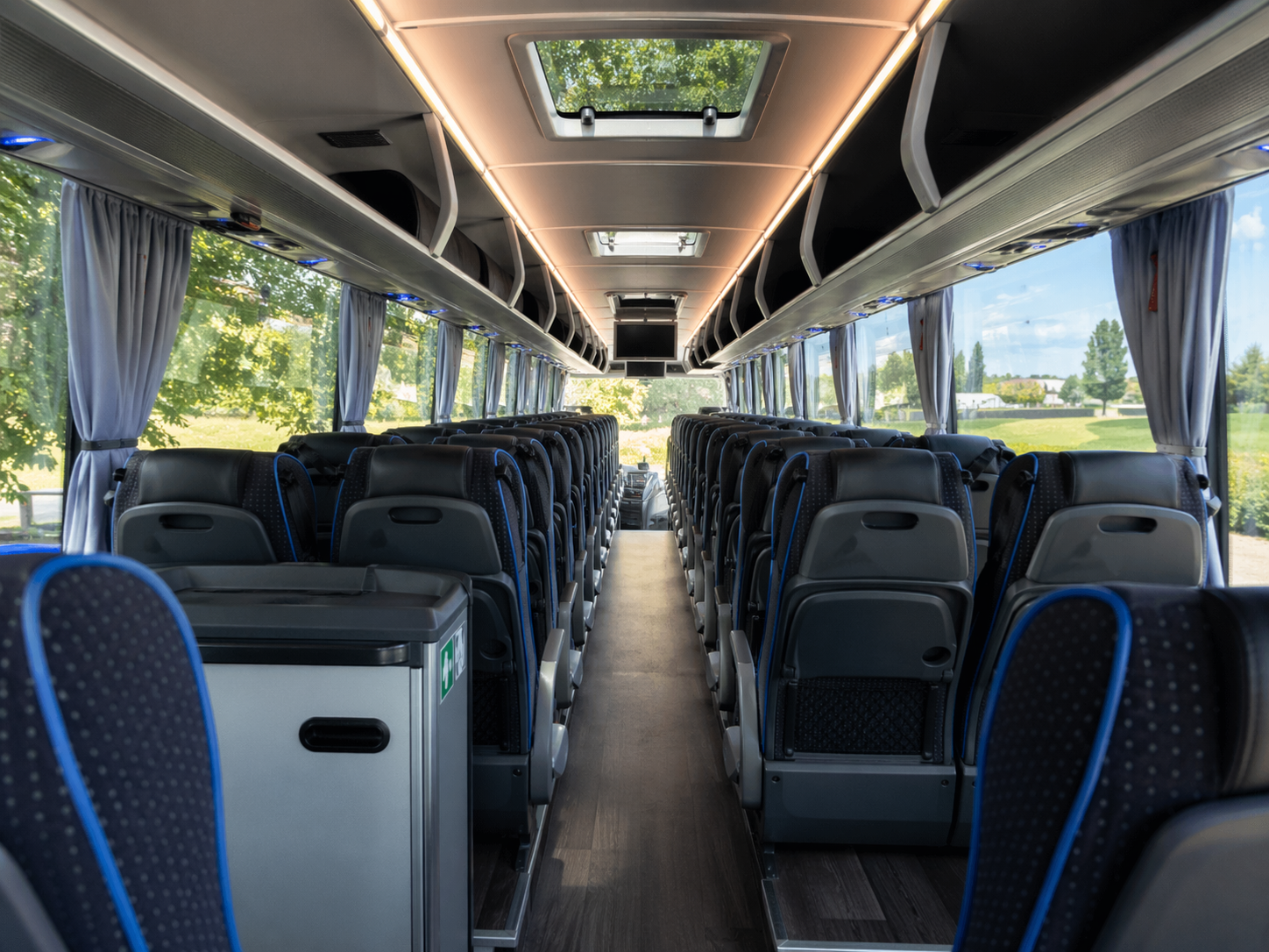 Innenraum eines Reisebusses von Holiday Express
